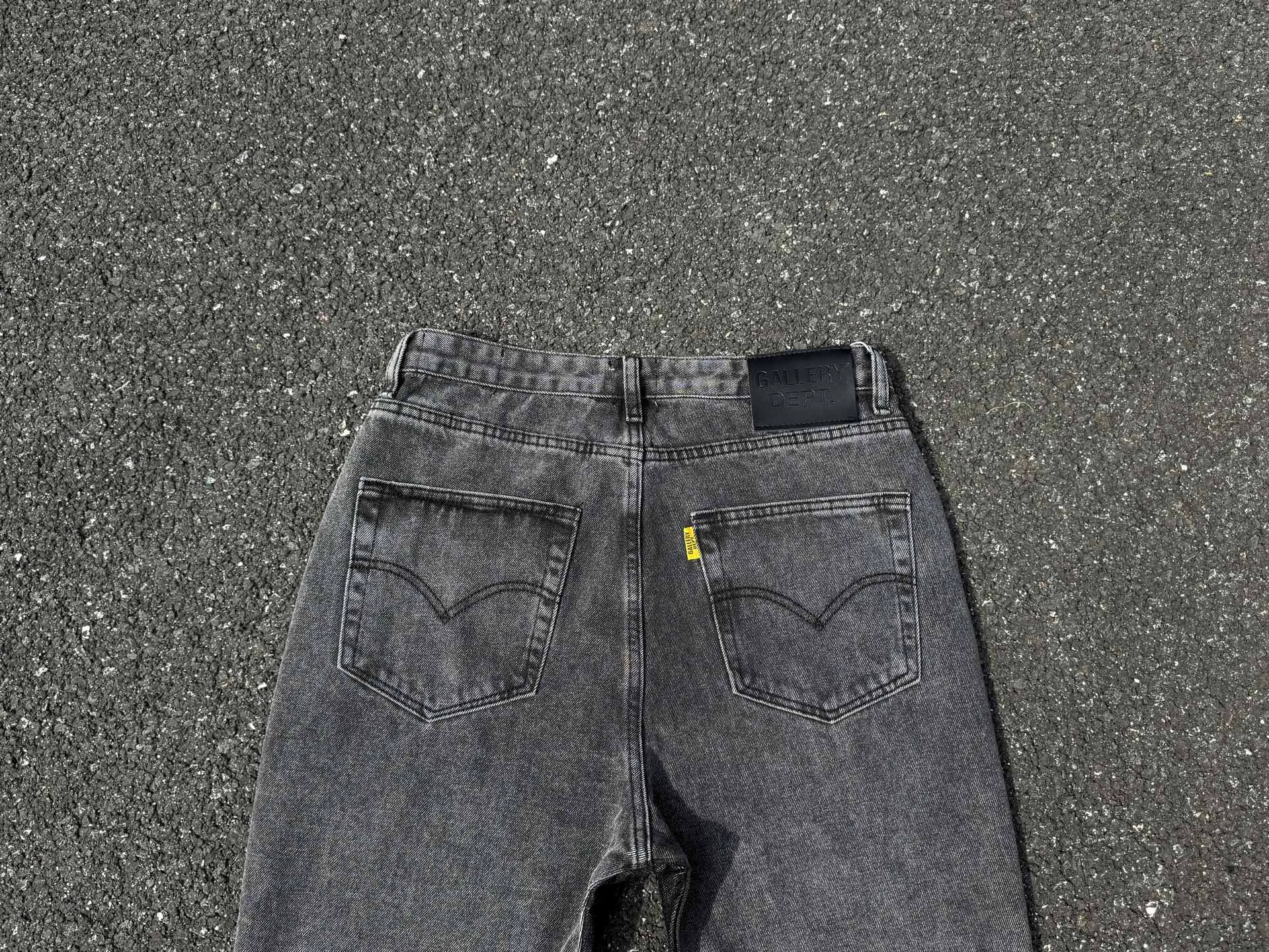P246💰G990 GALLERY DEPT Denim Flared Jeans Washed and Distressed Spliced ​​Jeans Denim Washing Factory. During this process, the owner of the washing factory helped introduce a boss who once worked for Levi OEM and started his own business. This also paved the way for the following styles. Therefore, Levi's remodeled single product for the base plate is really familiar. Whether it is the fabrics supplied or the lathes used in production, there is nothing to choose from. -Color: Black -Size: S-XXL (corresponding to 28-36)